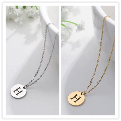 Collier minimaliste en plaqué or 18 carats avec initiales gravées dans un cercle
