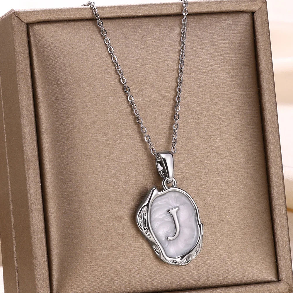 Collier océan plaqué or 18 carats avec initiales au fond de la mer