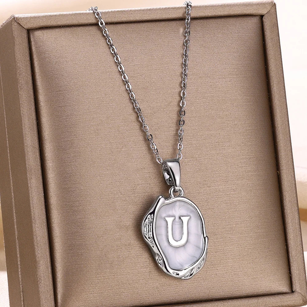 Collier océan plaqué or 18 carats avec initiales au fond de la mer