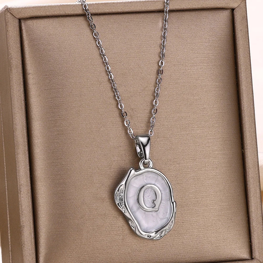 Collier océan plaqué or 18 carats avec initiales au fond de la mer