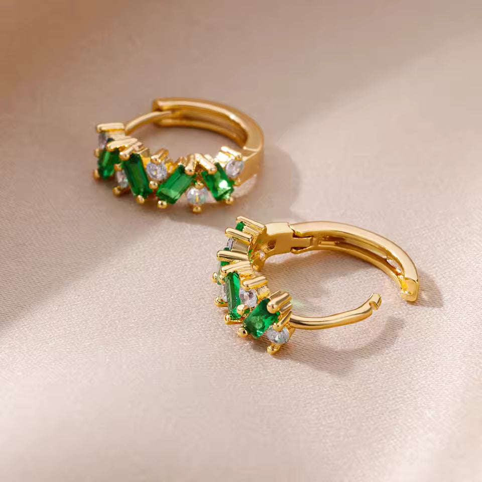 Boucles d’Oreilles Créoles Vertes plaquées or 18K avec zircon