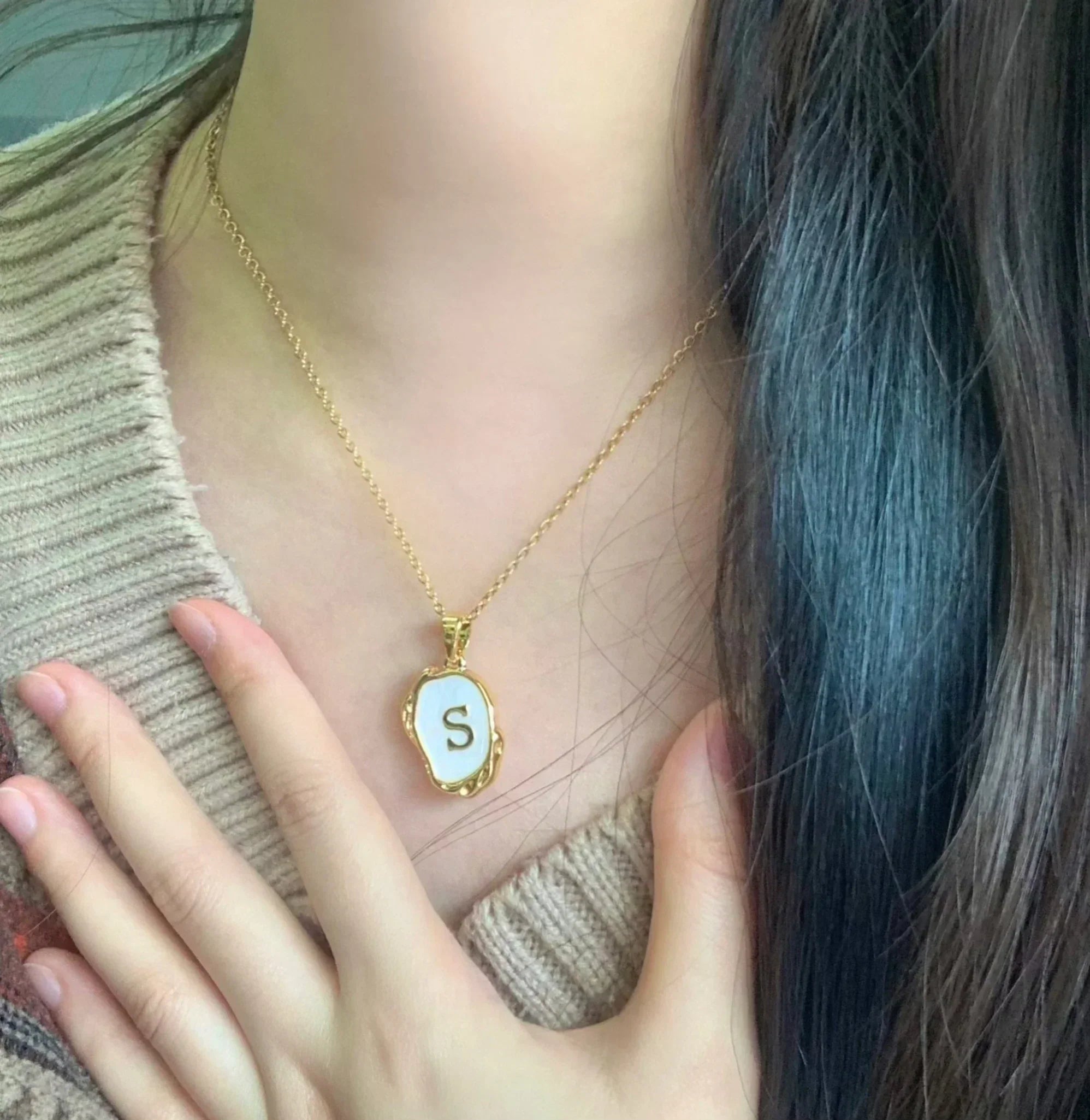 Collier océan plaqué or 18 carats avec initiales au fond de la mer