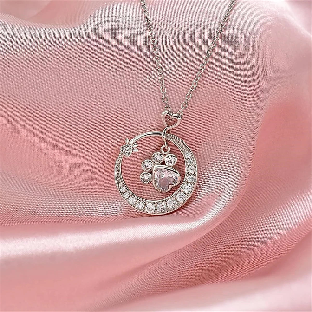 MALIA – Collier en argent avec des pattes délicates et des zirconias