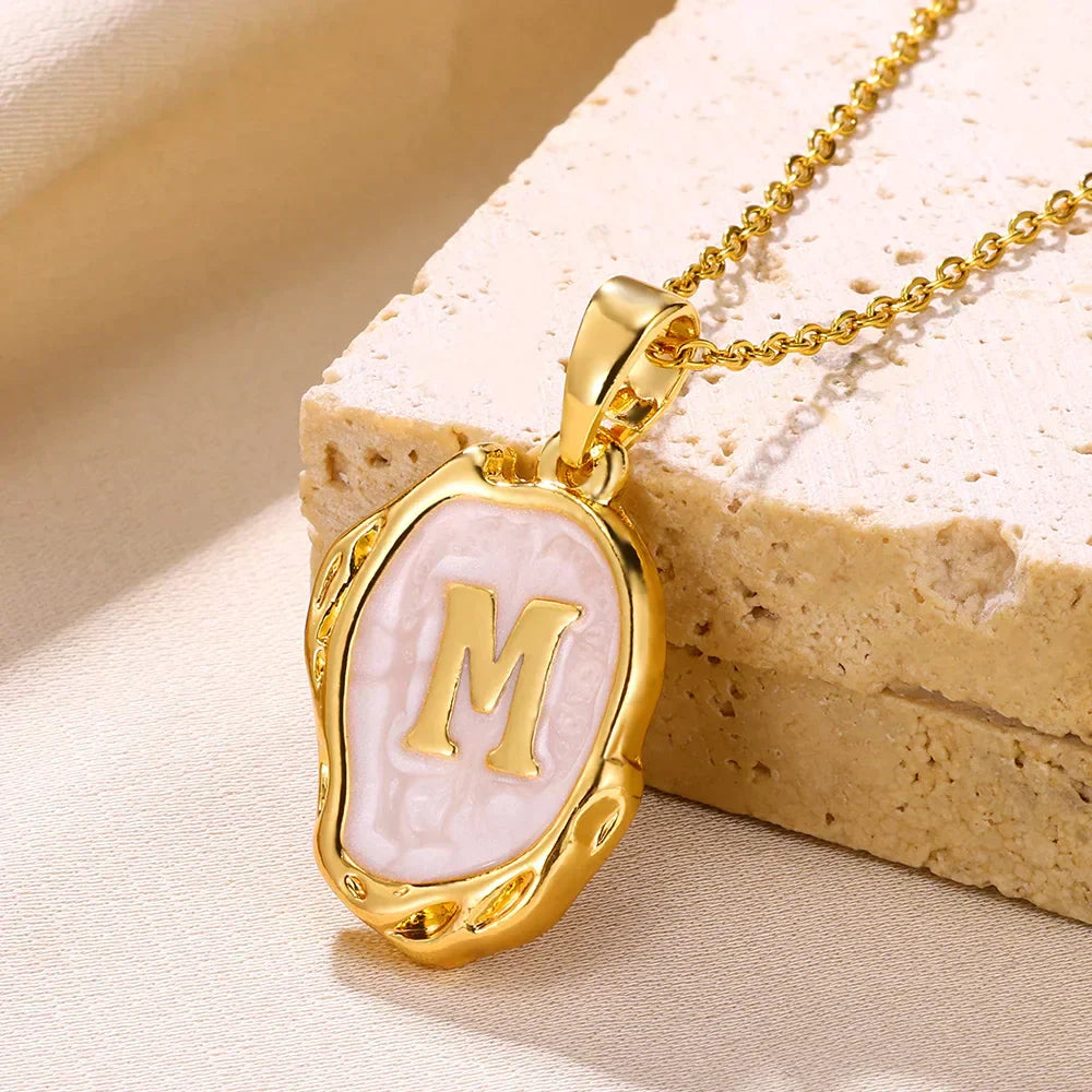 Collier océan plaqué or 18 carats avec initiales au fond de la mer