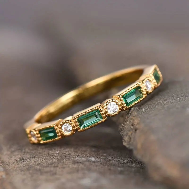 Bague finition or avec zircon vert vintage