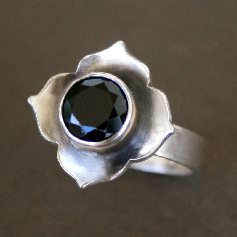 Bague en argent vintage avec fleur et cristal sombre