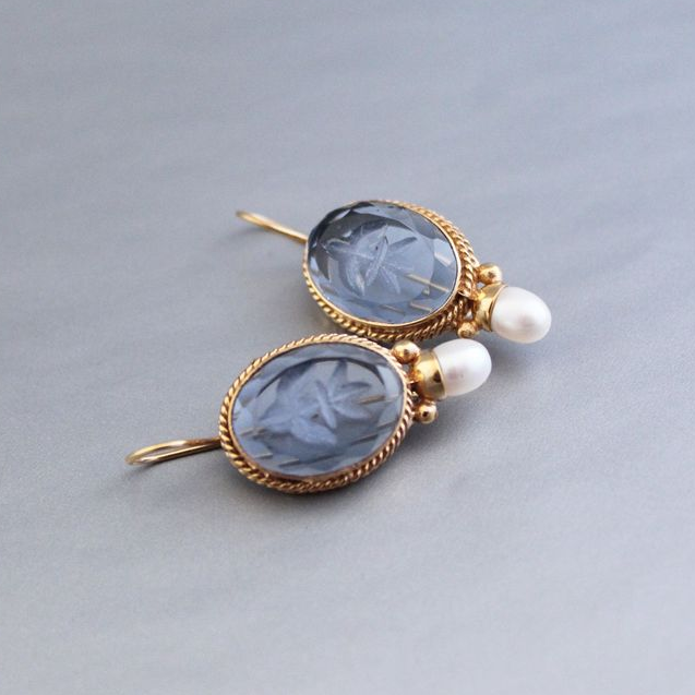 Boucles d'oreilles vintage avec belle pierre bleue et petite perle