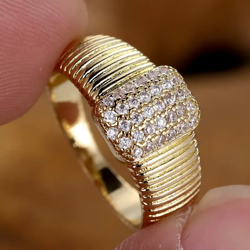Bague dorée noble avec de nombreux petits zirconias