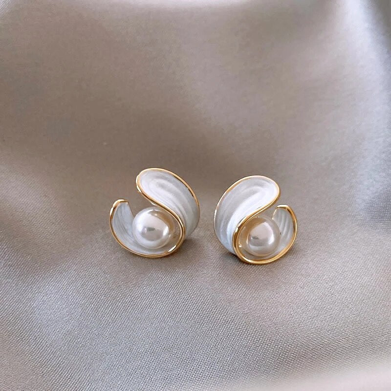 Boucles d’oreilles dorées avec opale blanche et perles
