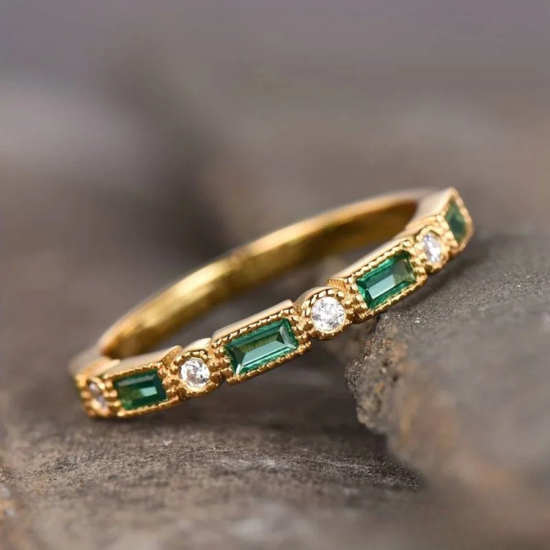 Bague dorée vintage avec zirconia verte incrustée