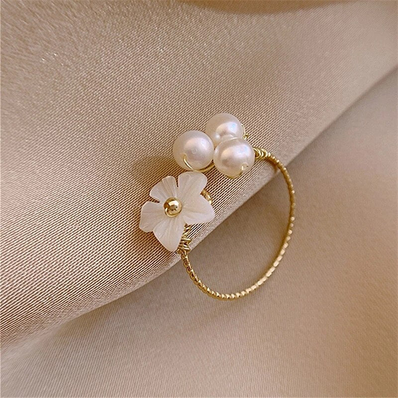 Bague fleur blanche avec perles en or