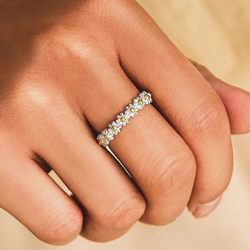 Bague en plaquée or 18k ajustable avec des marguerites en émail peint à la main