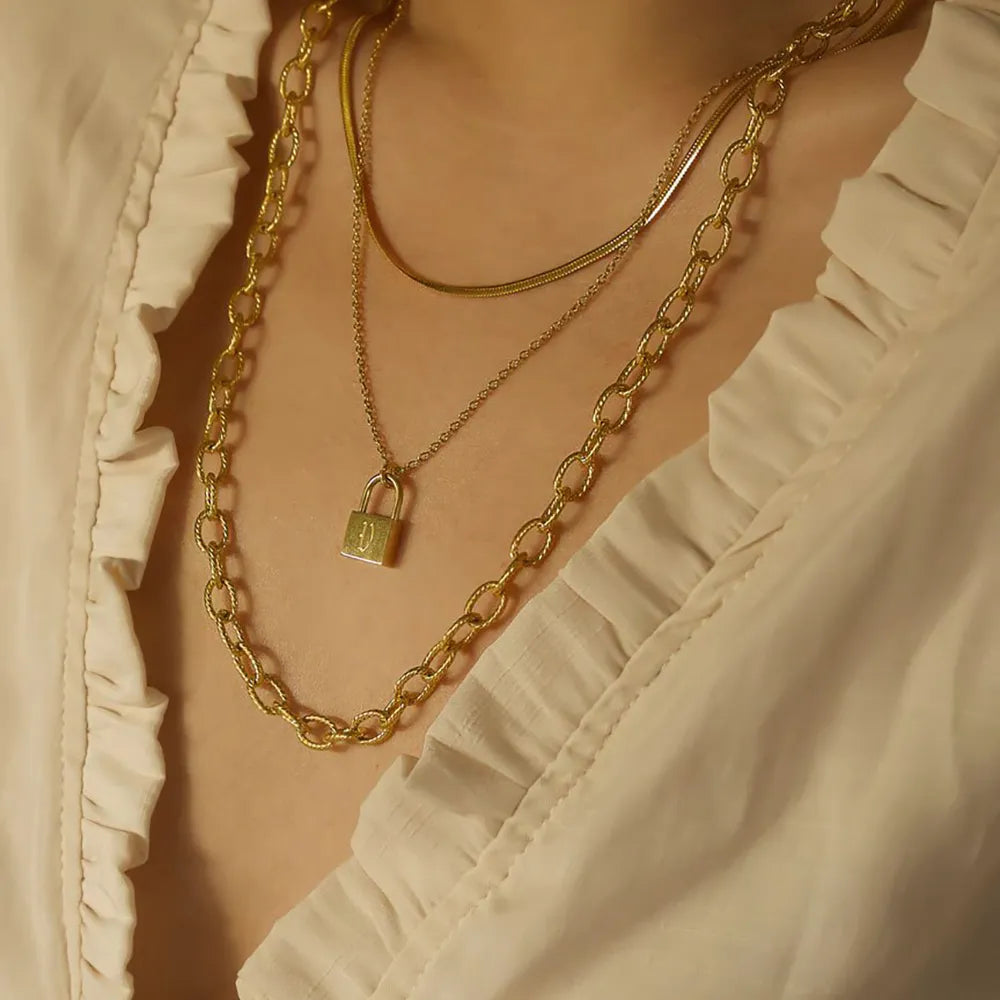 Collier original d'initiales plaqué or 18 carats avec cadenas