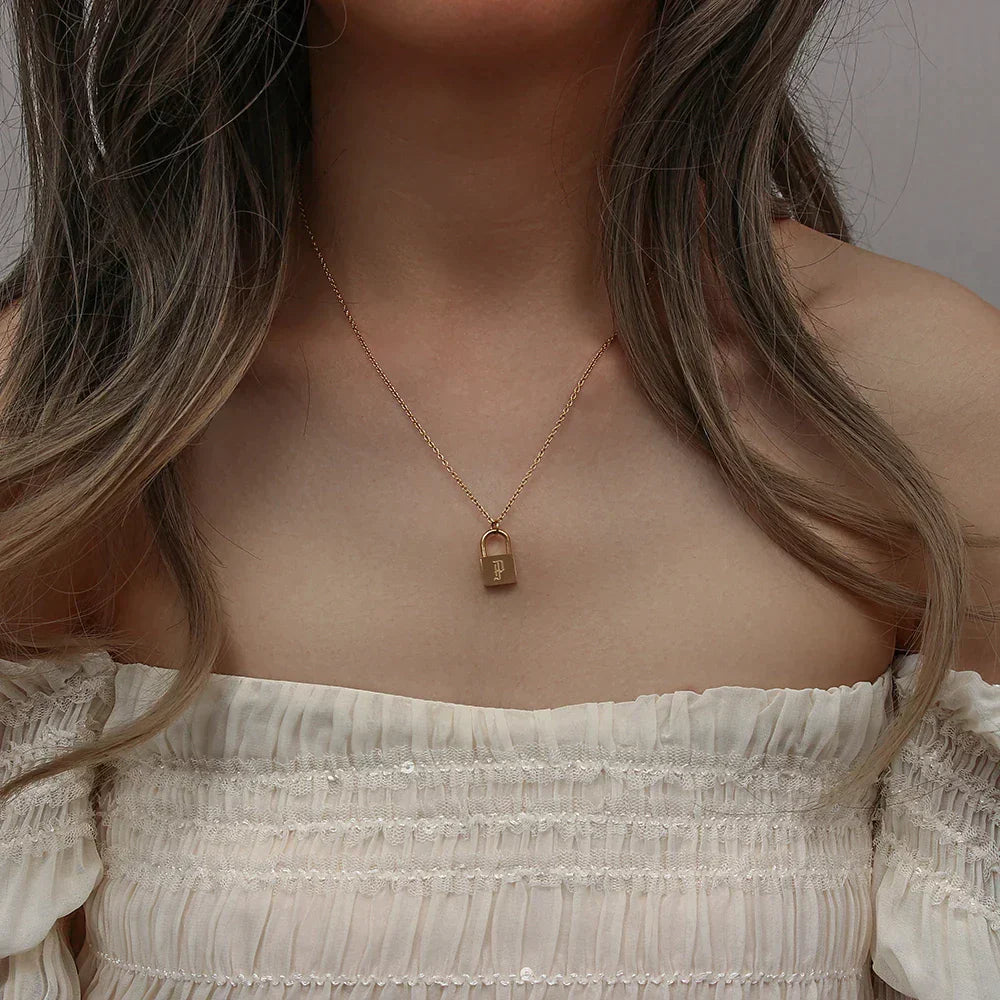 Collier original d'initiales plaqué or 18 carats avec cadenas