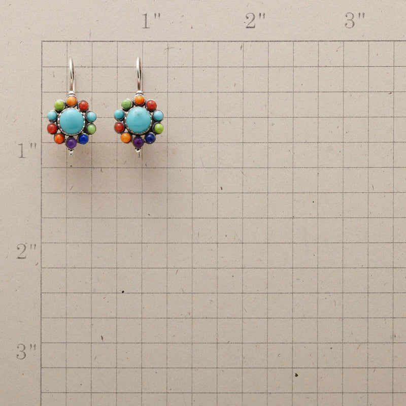 Boucles d'oreilles avec des pierres multicolores en forme de fleurs