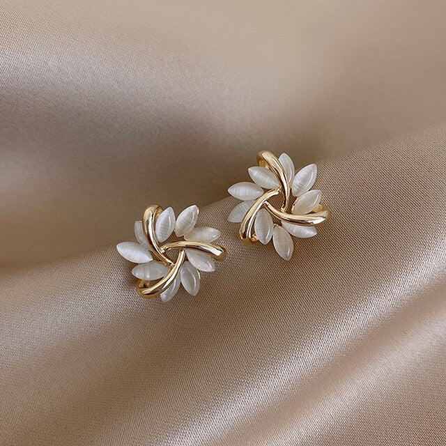 Boucles d’oreilles dorées avec opale blanche
