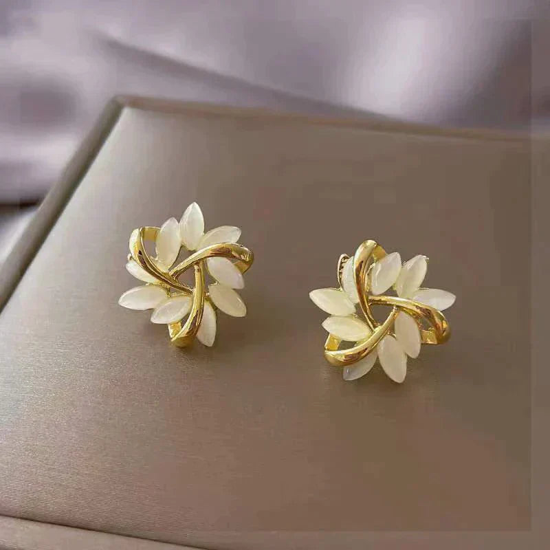 Boucles d’oreilles dorées avec opale blanche