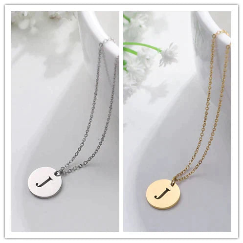 Collier minimaliste en plaqué or 18 carats avec initiales gravées dans un cercle
