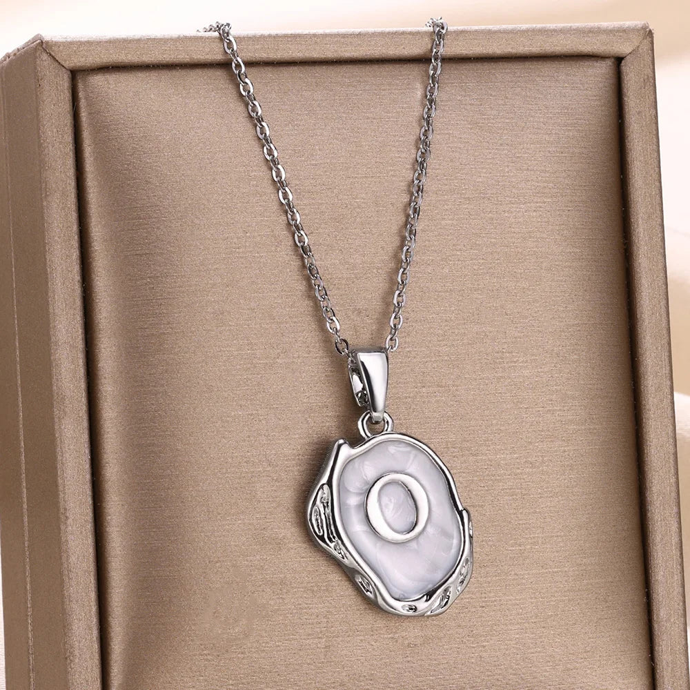 Collier océan plaqué or 18 carats avec initiales au fond de la mer