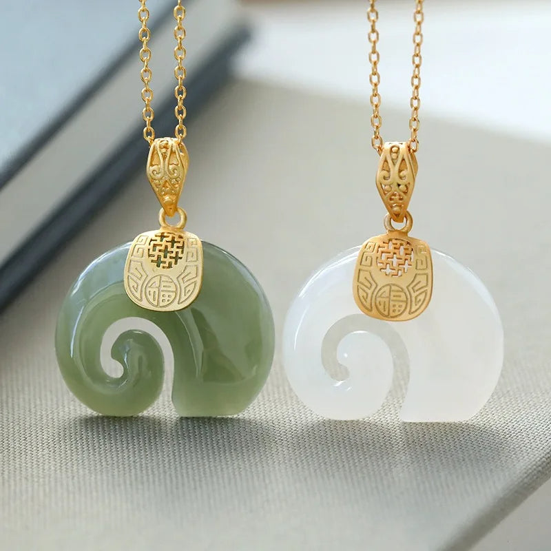 Collier Éléphant en Jade Hetian plaqué or 18K avec saphir