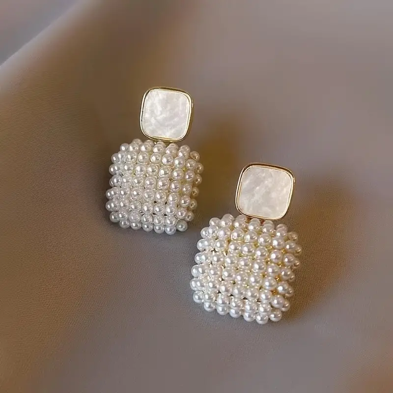 Boucles d'oreilles carrées avec des perles élégantes