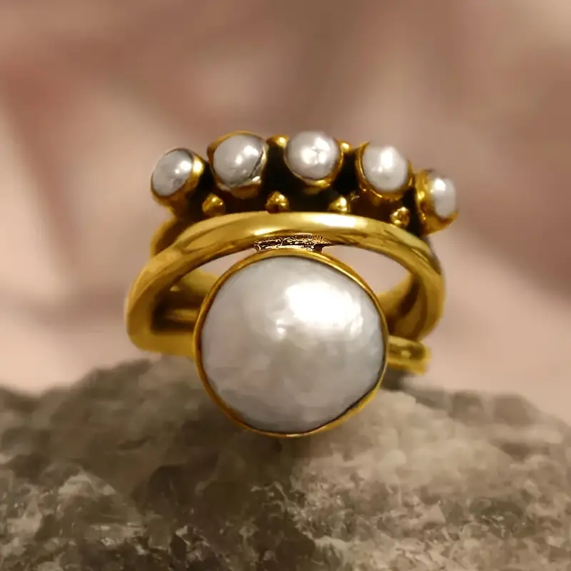 Bague vintage avec de nombreuses perles dorées