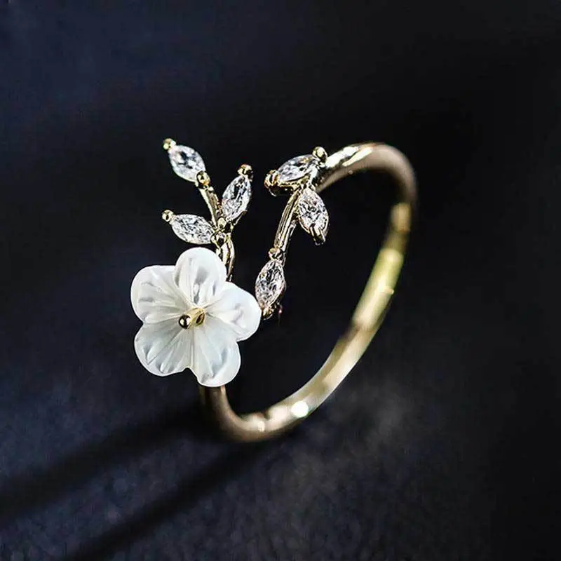 Bague avec fleurs blanches et zirconium